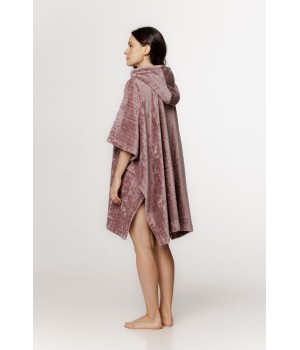 Poncho de terciopelo rosa con mangas tres cuartos y capucha