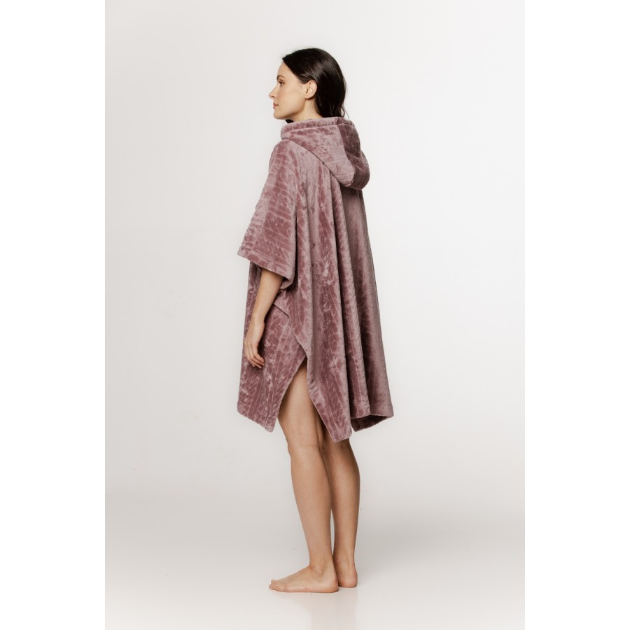 Poncho de terciopelo rosa con mangas tres cuartos y capucha