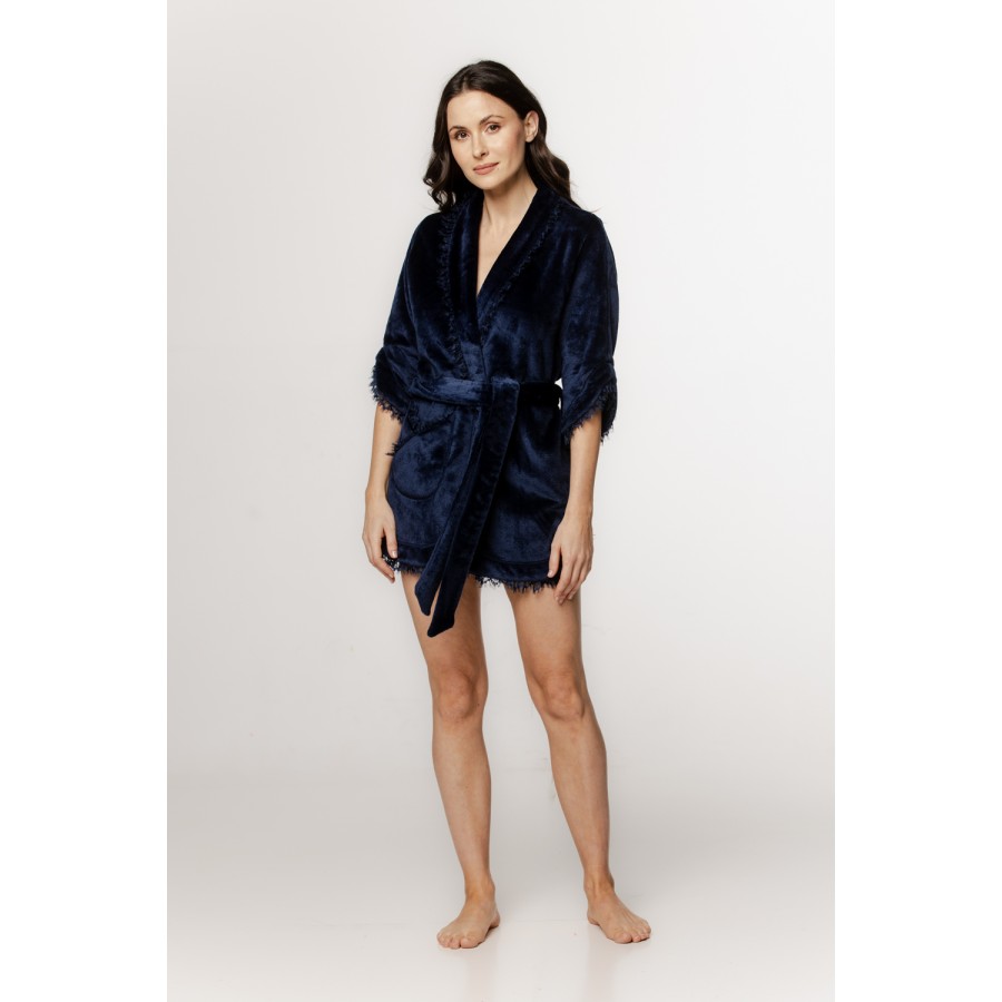 Lovely little short bathrobe in fluffy velvet with ¾ sleeves and fringes