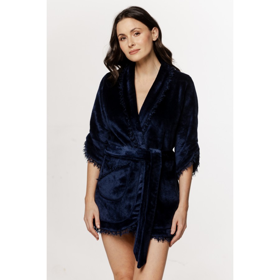 Lovely little short bathrobe in fluffy velvet with ¾ sleeves and fringes