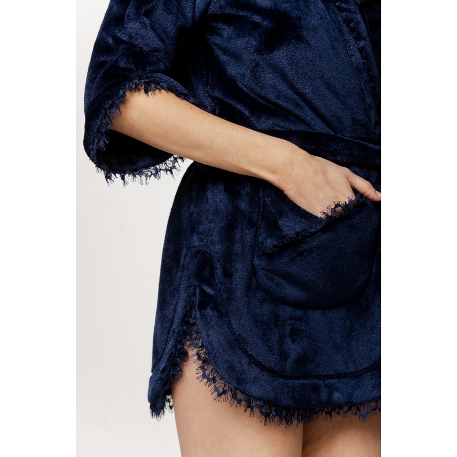 Lovely little short bathrobe in fluffy velvet with ¾ sleeves and fringes