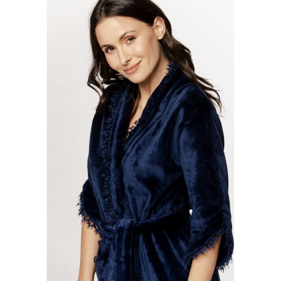 Lovely little short bathrobe in fluffy velvet with ¾ sleeves and fringes