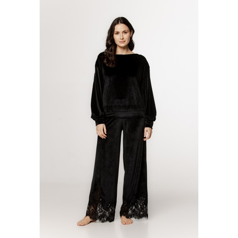 Sublime ensemble pyjama en velours, dentelle et broderie dans le dos et sur le bas du pantalon