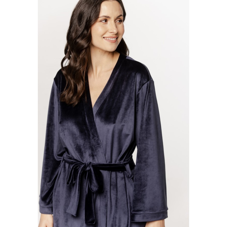 Charming velvet robe/bathrobe with long, loose sleeves and side pockets