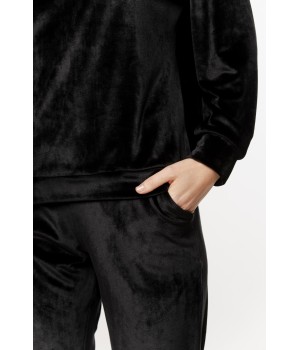 Pijama de terciopelo negro con puños ajustados en los tobillos