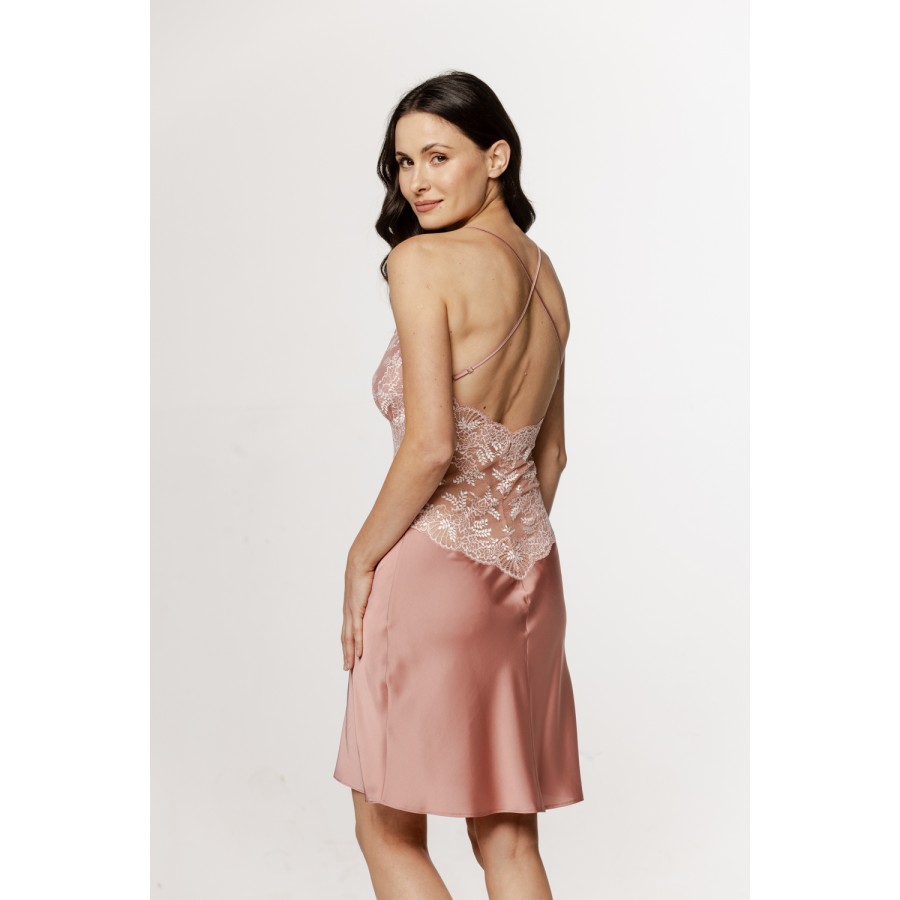 Magnifique nuisette en satin avec fines bretelles, broderie et lacets