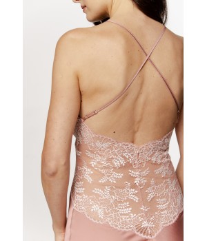 Magnifique nuisette en satin avec fines bretelles, broderie et lacets