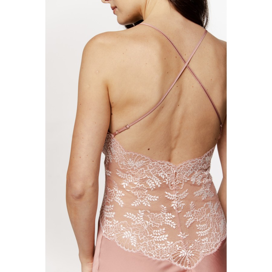 Magnifique nuisette en satin avec fines bretelles, broderie et lacets