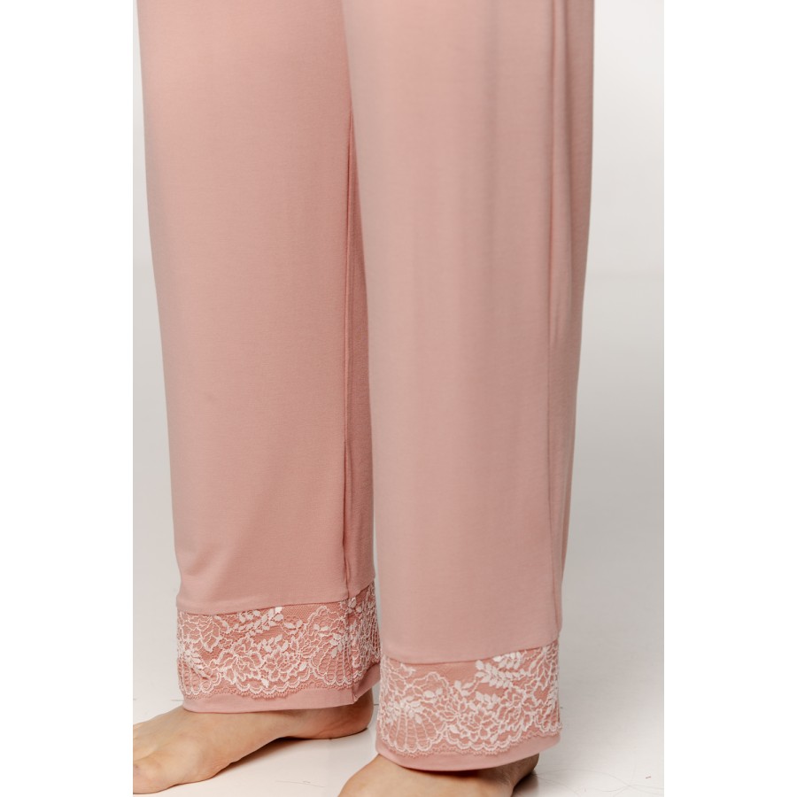 Locker sitzender Pyjama aus Micromodal mit bestickten Bündchen und Kragen