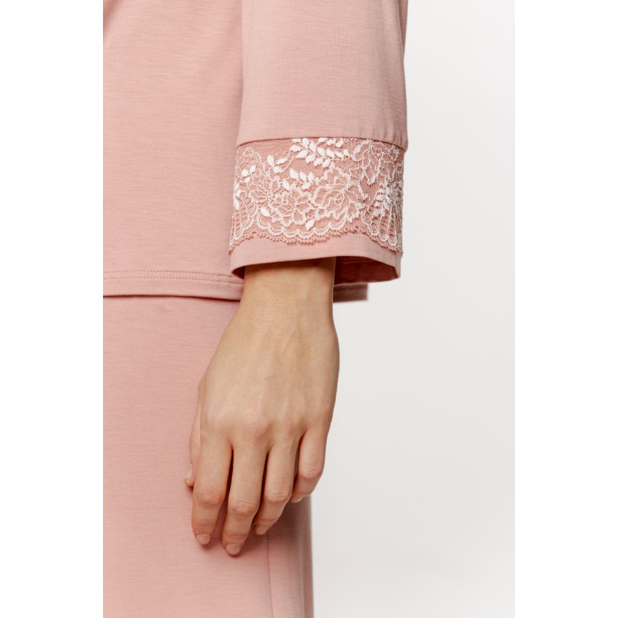 Locker sitzender Pyjama aus Micromodal mit bestickten Bündchen und Kragen