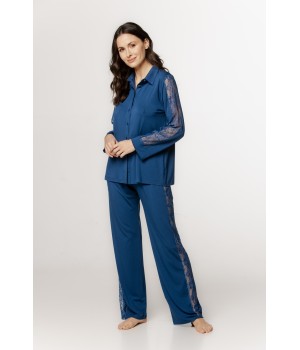 Luxuriöses Pyjama-Set bestehend aus einem Hemdblusenoberteil mit bestickten Ärmeln und einer locker sitzenden Hose.