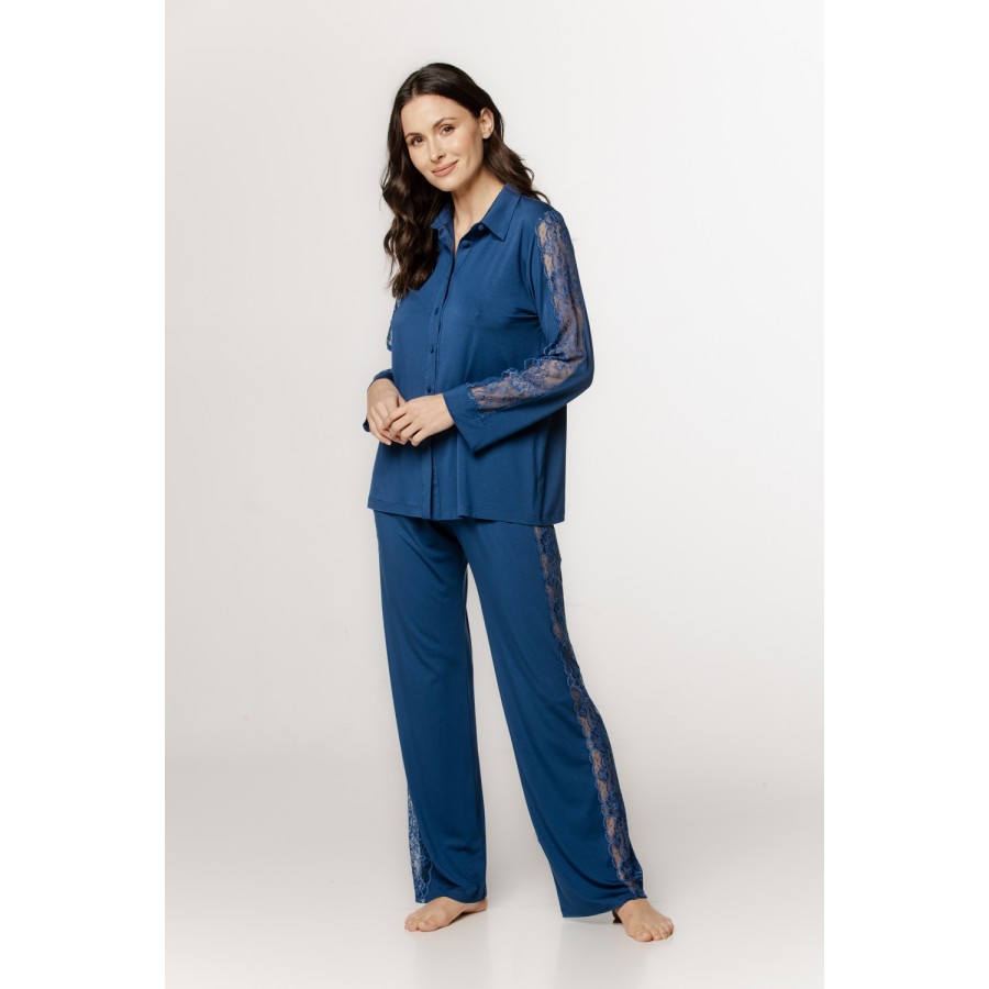 Luxuriöses Pyjama-Set bestehend aus einem Hemdblusenoberteil mit bestickten Ärmeln und einer locker sitzenden Hose.