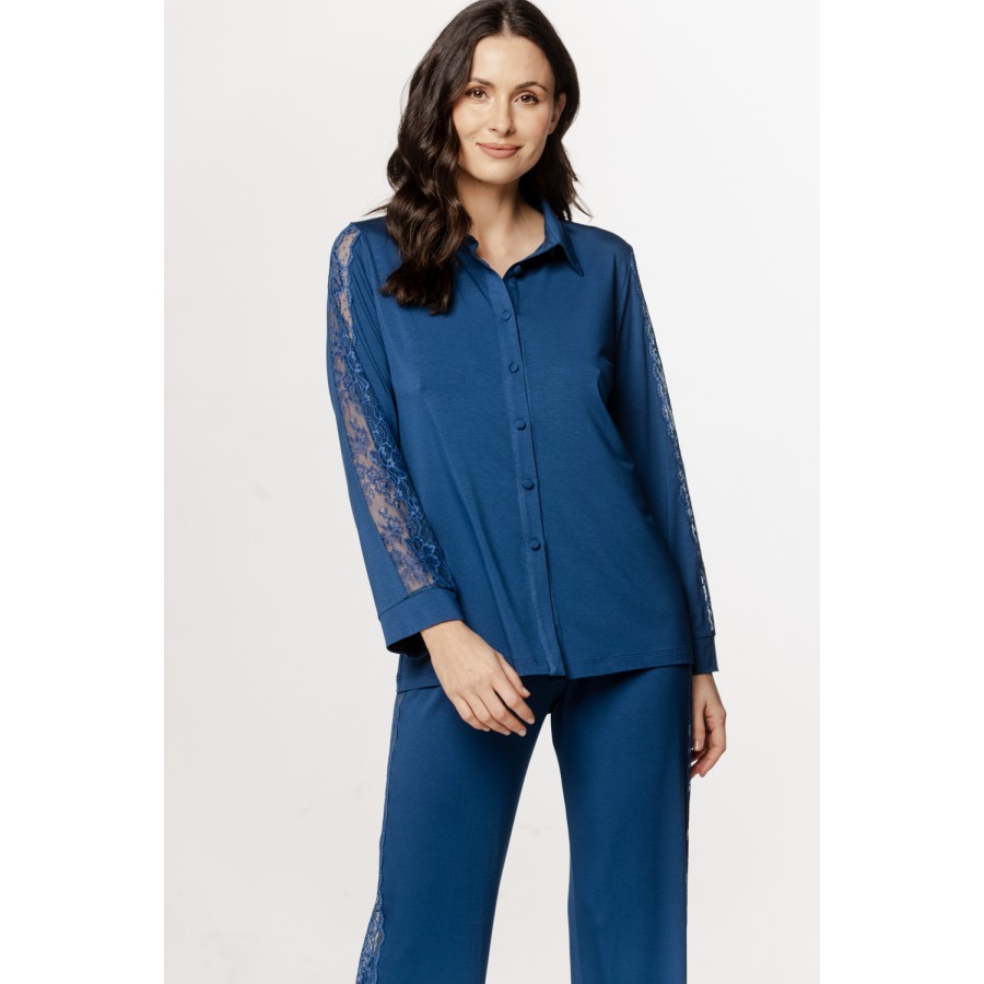 Sumptuous pajama set with a shirt top with embroidered sleeves and loose-fitting pants.