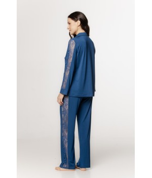 Sumptuous pajama set with a shirt top with embroidered sleeves and loose-fitting pants.