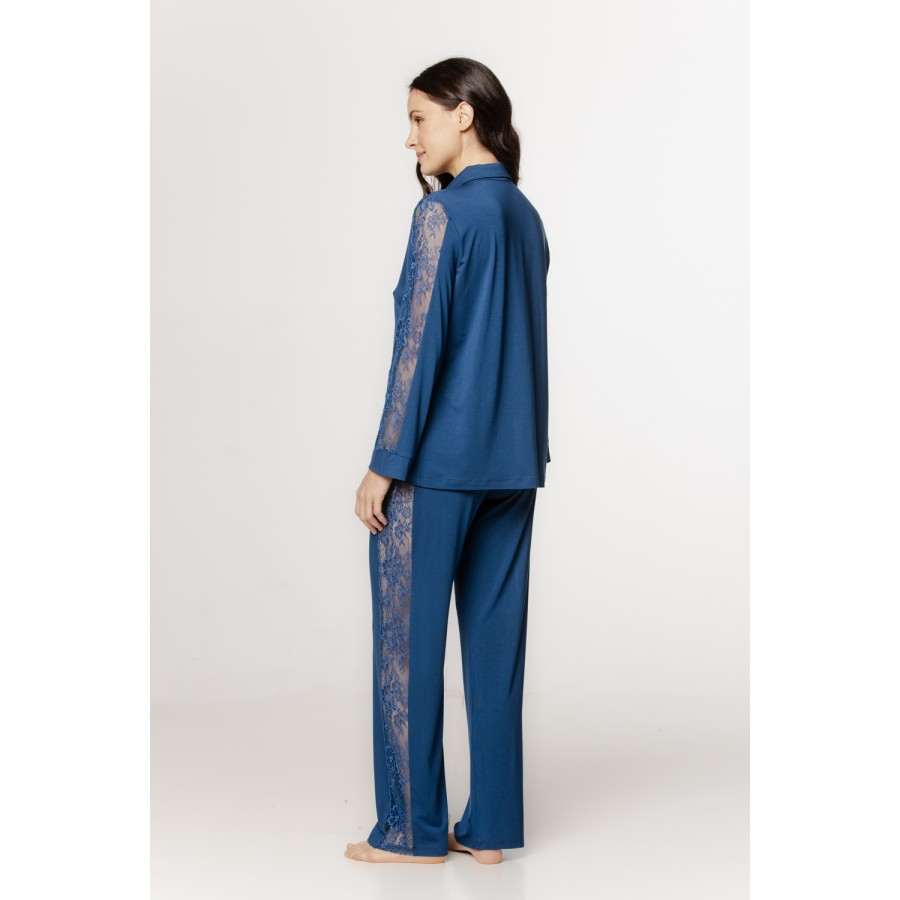 Sumptuous pajama set with a shirt top with embroidered sleeves and loose-fitting pants.