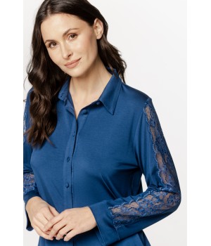 Sumptuous pajama set with a shirt top with embroidered sleeves and loose-fitting pants.