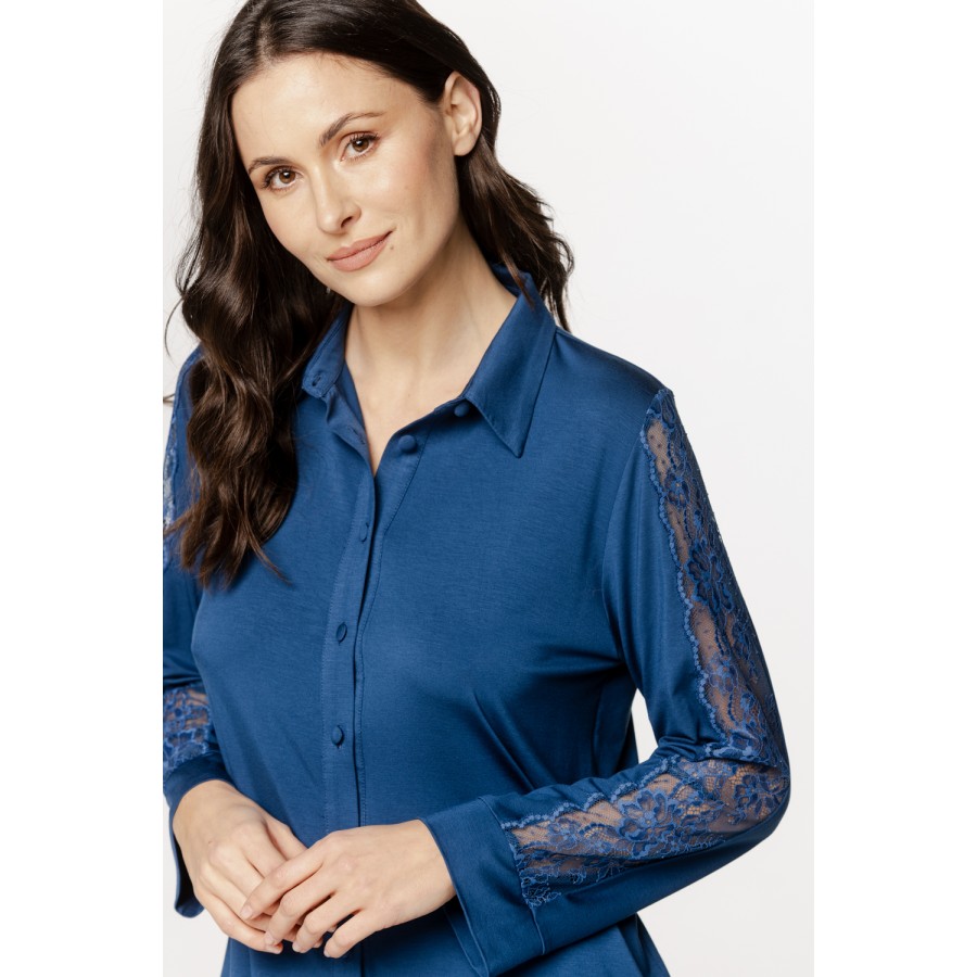 Sumptuous pajama set with a shirt top with embroidered sleeves and loose-fitting pants.
