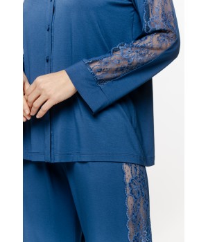 Sumptuous pajama set with a shirt top with embroidered sleeves and loose-fitting pants.