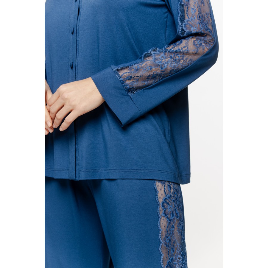 Somptueuse ensemble pyjama avec haut chemise avec broderie sur les bras, pantalon ample