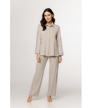 Luxuriöses Pyjama-Set bestehend aus einem Hemdblusenoberteil mit bestickten Ärmeln und einer locker sitzenden Hose.