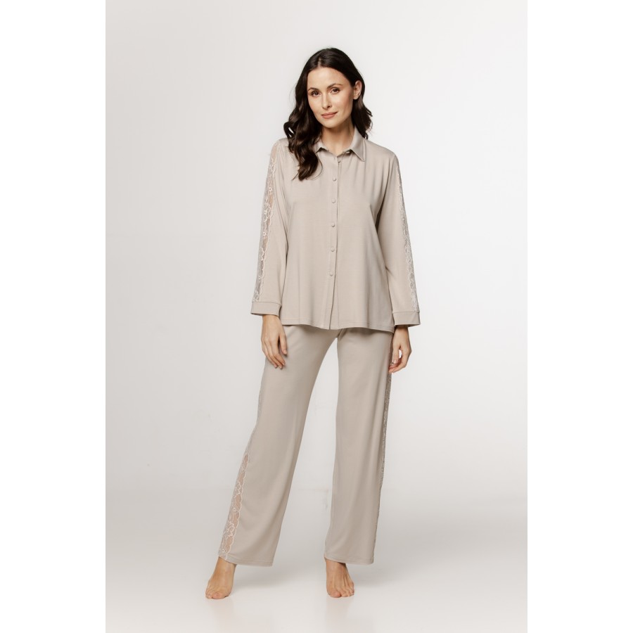 Luxuriöses Pyjama-Set bestehend aus einem Hemdblusenoberteil mit bestickten Ärmeln und einer locker sitzenden Hose.