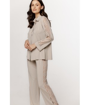 Luxuriöses Pyjama-Set bestehend aus einem Hemdblusenoberteil mit bestickten Ärmeln und einer locker sitzenden Hose.