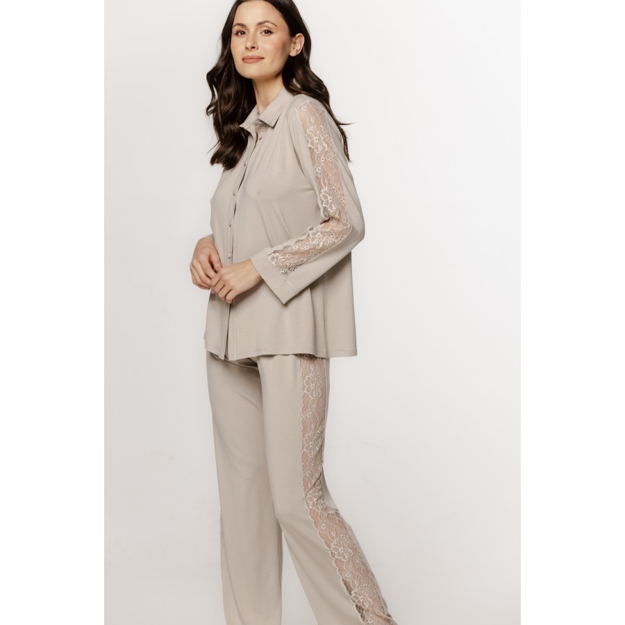 Luxuriöses Pyjama-Set bestehend aus einem Hemdblusenoberteil mit bestickten Ärmeln und einer locker sitzenden Hose.