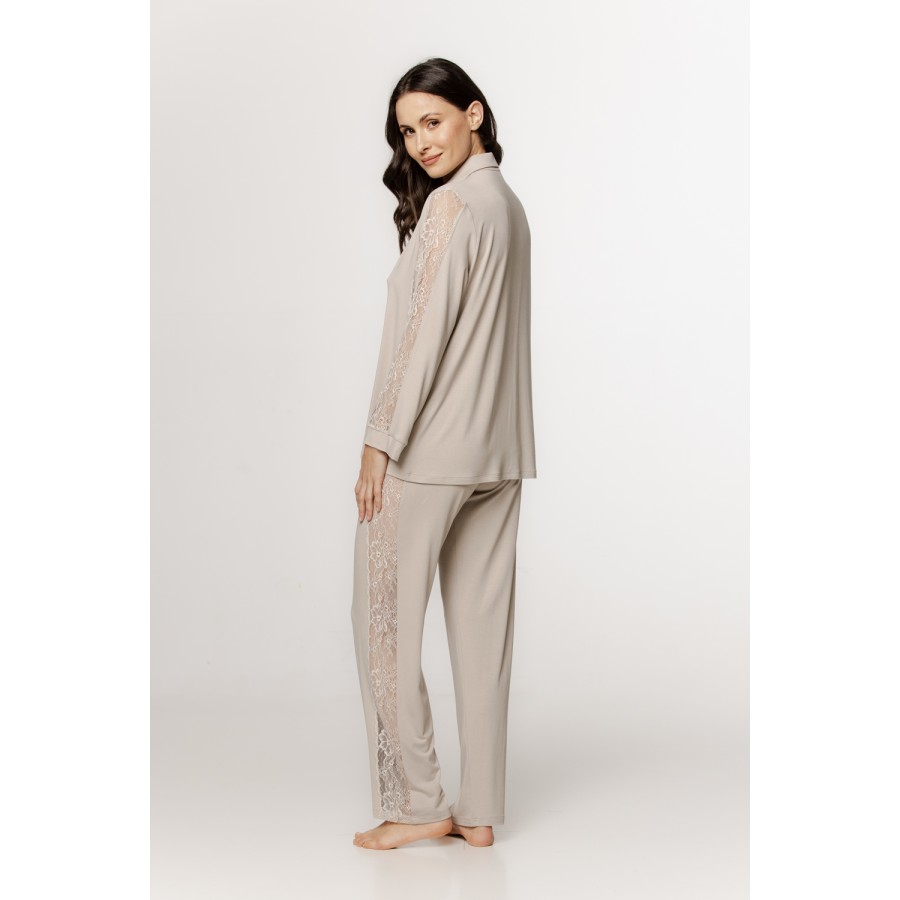 Luxuriöses Pyjama-Set bestehend aus einem Hemdblusenoberteil mit bestickten Ärmeln und einer locker sitzenden Hose.