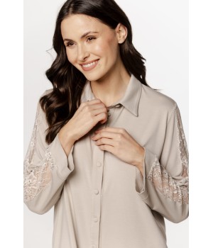 Luxuriöses Pyjama-Set bestehend aus einem Hemdblusenoberteil mit bestickten Ärmeln und einer locker sitzenden Hose.