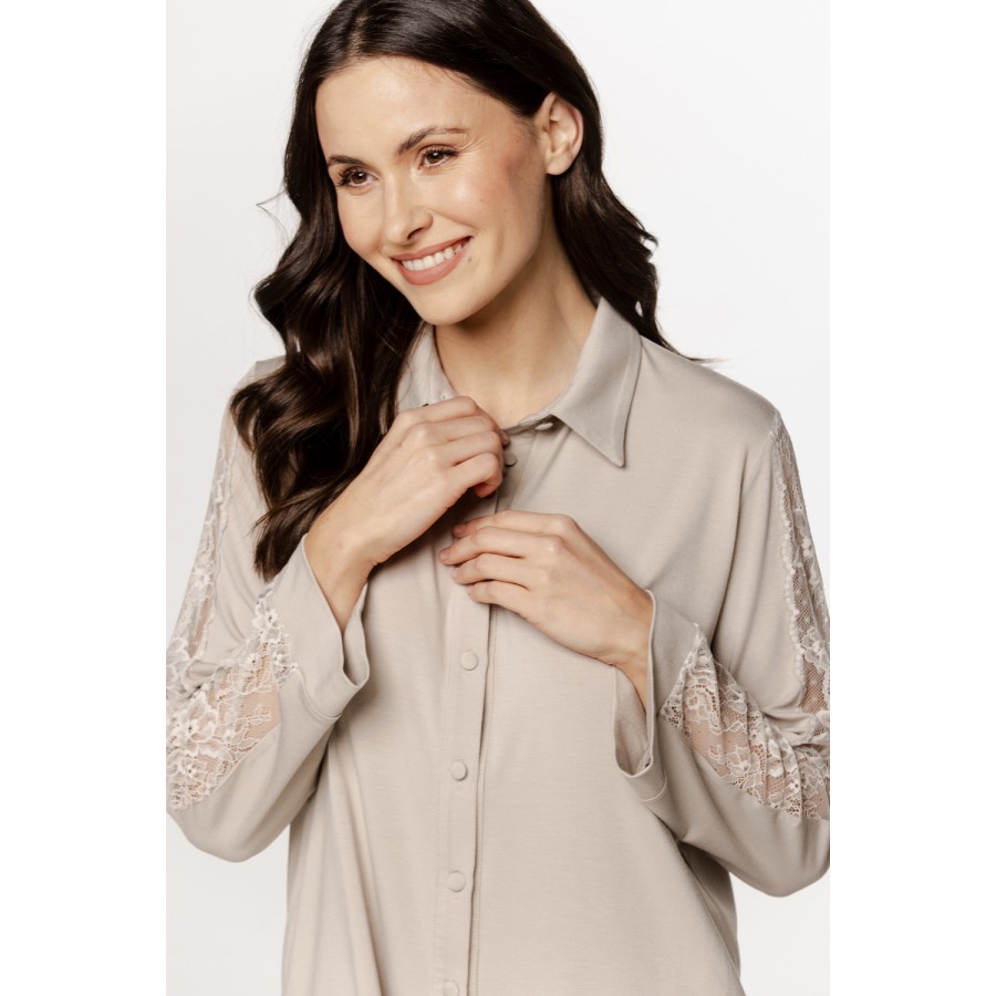 Luxuriöses Pyjama-Set bestehend aus einem Hemdblusenoberteil mit bestickten Ärmeln und einer locker sitzenden Hose.