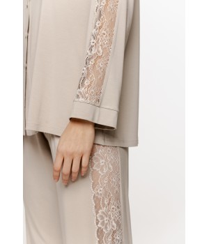 Luxuriöses Pyjama-Set bestehend aus einem Hemdblusenoberteil mit bestickten Ärmeln und einer locker sitzenden Hose.