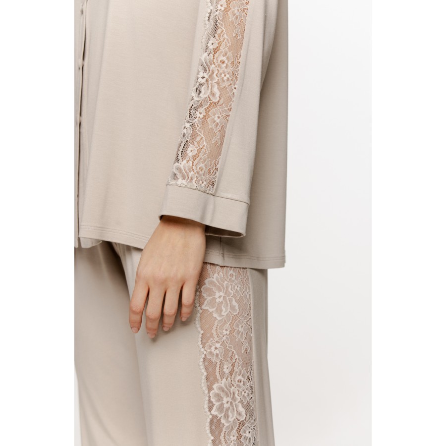 Luxuriöses Pyjama-Set bestehend aus einem Hemdblusenoberteil mit bestickten Ärmeln und einer locker sitzenden Hose.