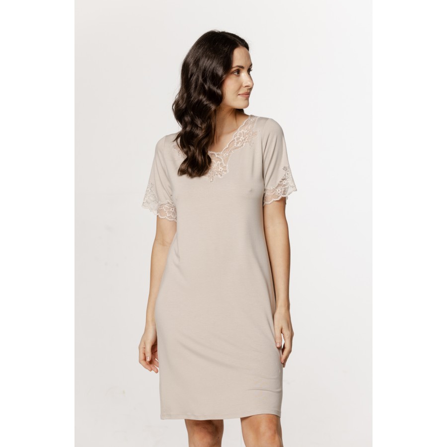 Ravissante chemise de nuit  long tee-shirt, dentelle sur le col en V et sur les manches