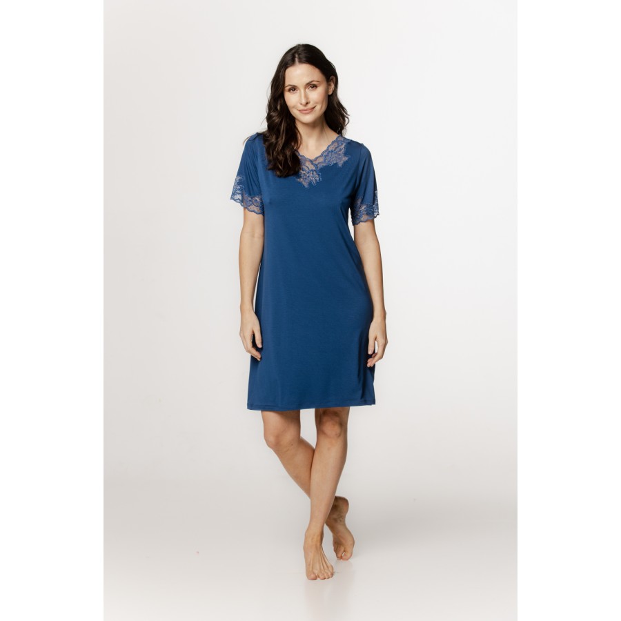 Ravissante chemise de nuit  long tee-shirt, dentelle sur le col en V et sur les manches