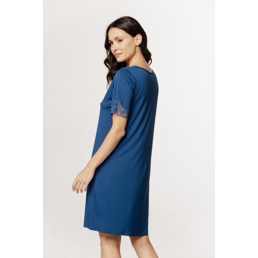 Ravissante chemise de nuit  long tee-shirt, dentelle sur le col en V et sur les manches