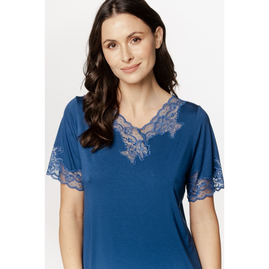 Ravissante chemise de nuit  long tee-shirt, dentelle sur le col en V et sur les manches