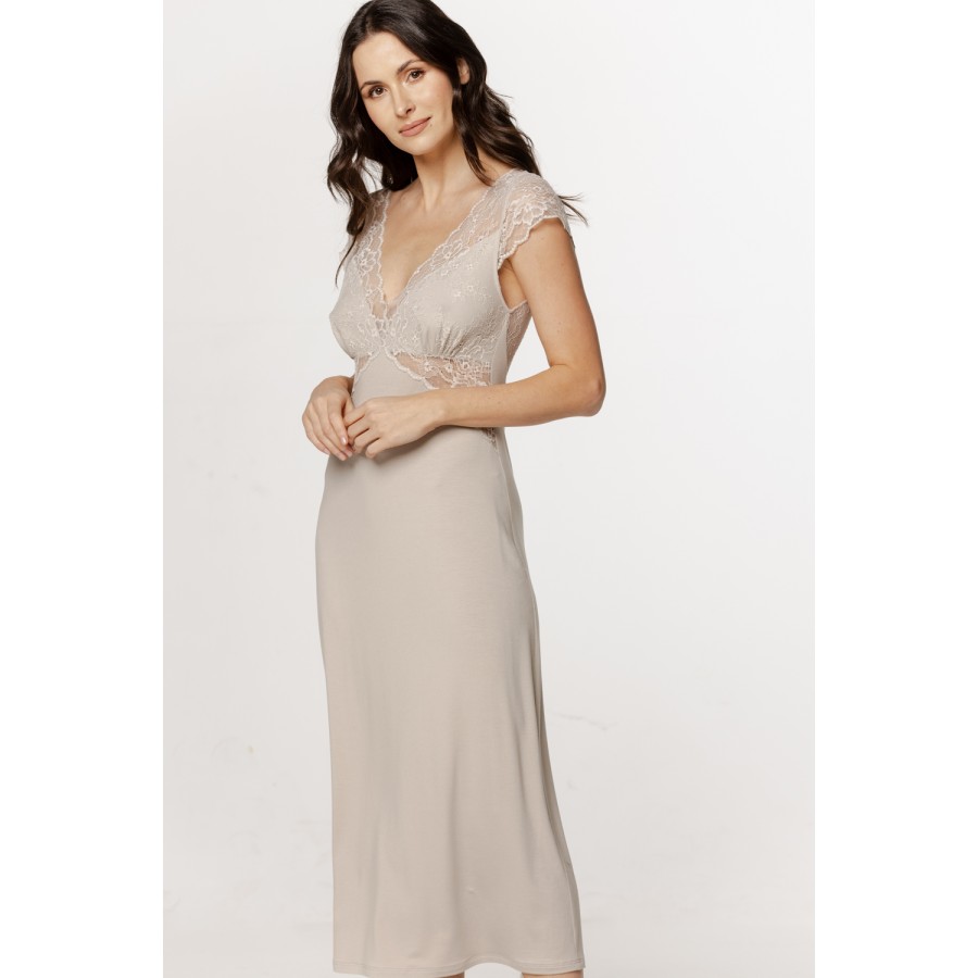 Chemise de nuit longue en micromodal , buste, épaulettes en dentelle et lacets dans le dos et broderie