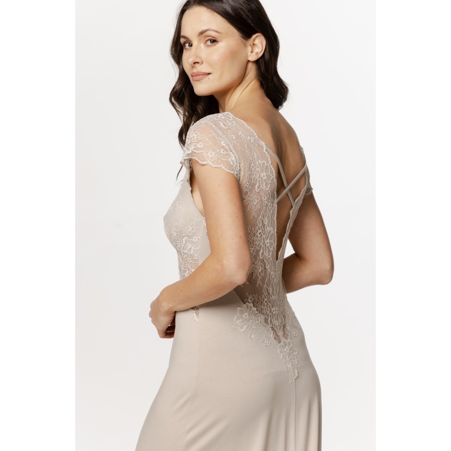 Chemise de nuit longue en micromodal , buste, épaulettes en dentelle et lacets dans le dos et broderie
