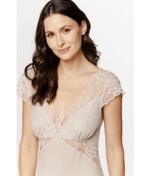 Chemise de nuit longue en micromodal , buste, épaulettes en dentelle et lacets dans le dos et broderie
