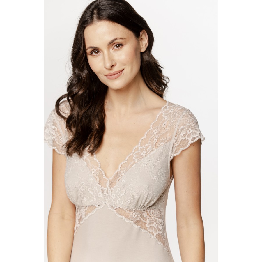 Chemise de nuit longue en micromodal , buste, épaulettes en dentelle et lacets dans le dos et broderie