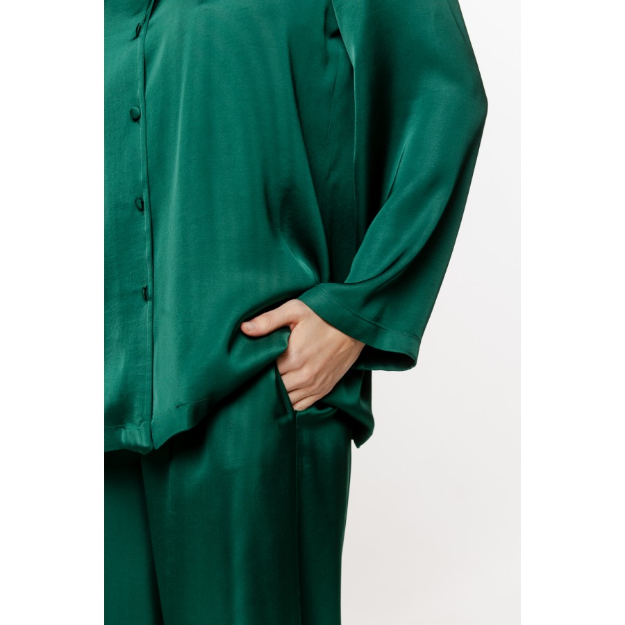 Loose-fitting viscose and silk pajama set with button-up shirt top