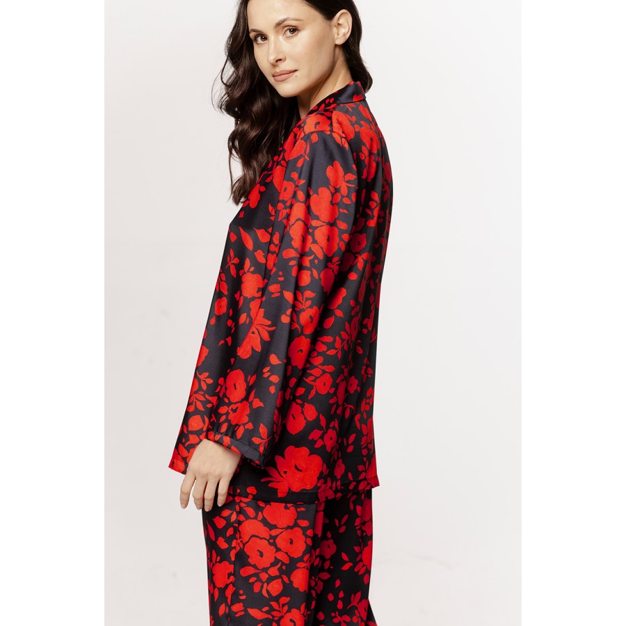 Wunderschönes Pyjama-Set aus Viskose-Satin mit rot-schwarzem Blumenmuster und Button-Down-Hemd.
