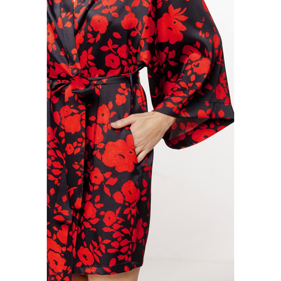 Ravissant déshabillé en viscose satin motif floral rouge et noir, manches amples et ceinture