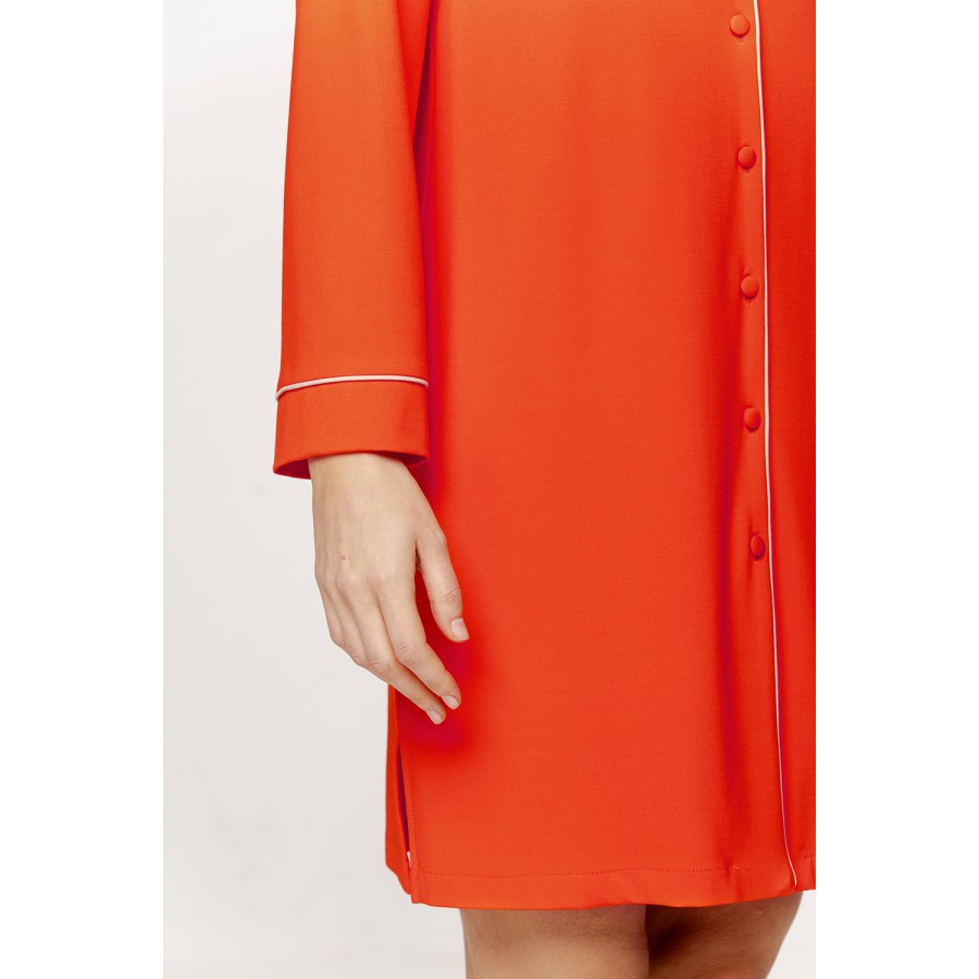 Wunderschöne Damen-Seidenbluse mit durchgehender Knopfleiste, Besatz und V-Ausschnitt.