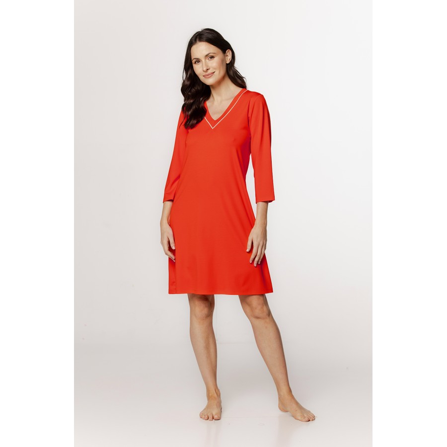Sublime chemise de nuit ample en soie artificielle, manches ¾, et liseré sur le col en V Sublime chemise de nuit ample en soie artificielle, manches ¾, et liseré sur le col en V