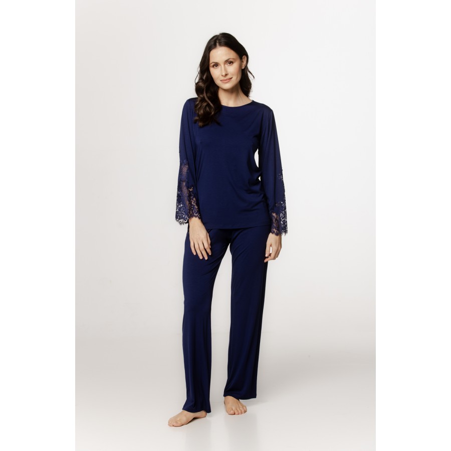 Pyjama-Set aus Micromodal mit Rundhalsausschnitt, Spitzenbesatz an den Unterarmen und langer, fließender Hose