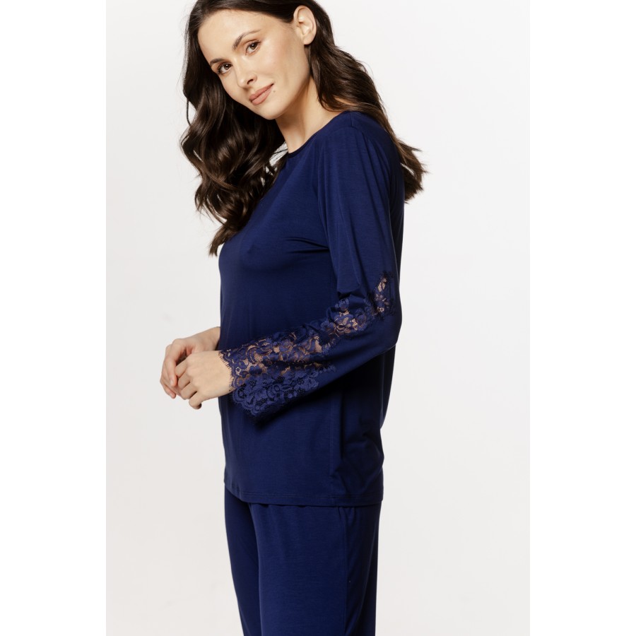 Ensemble pyjama en micromodal col rond et dentellessur les avant-bras, pantalon long et fluide