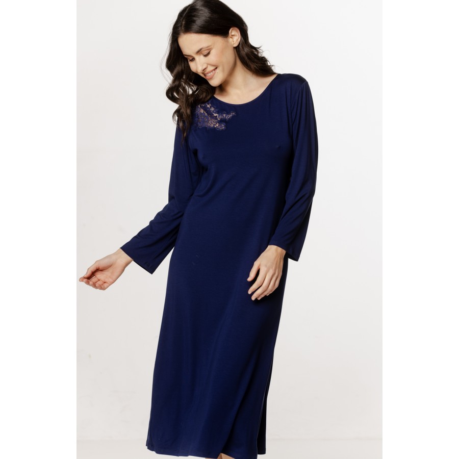 Longue chemise de nuit ample, manches longues avec broderie sur le haut du buste