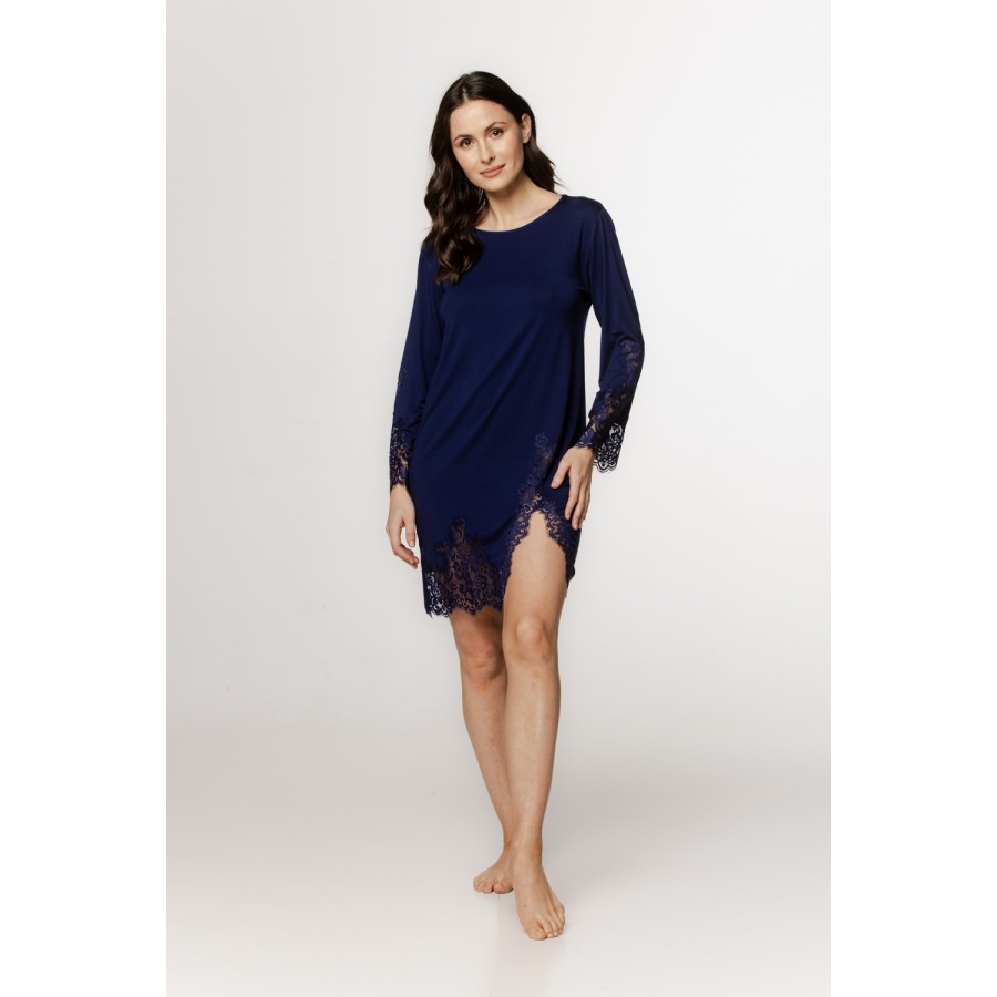 Chemise de nuit, micromodal et dentelle, manches longues, découpe sur la cuisse et le dos.