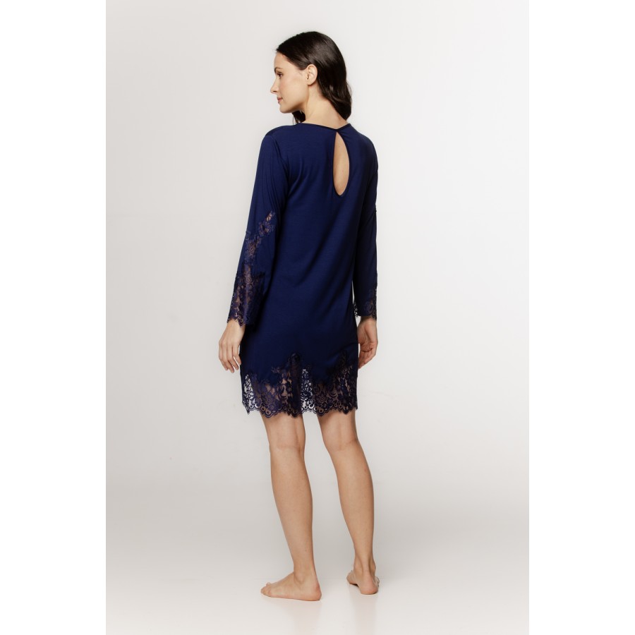 Chemise de nuit, micromodal et dentelle, manches longues, découpe sur la cuisse et le dos.